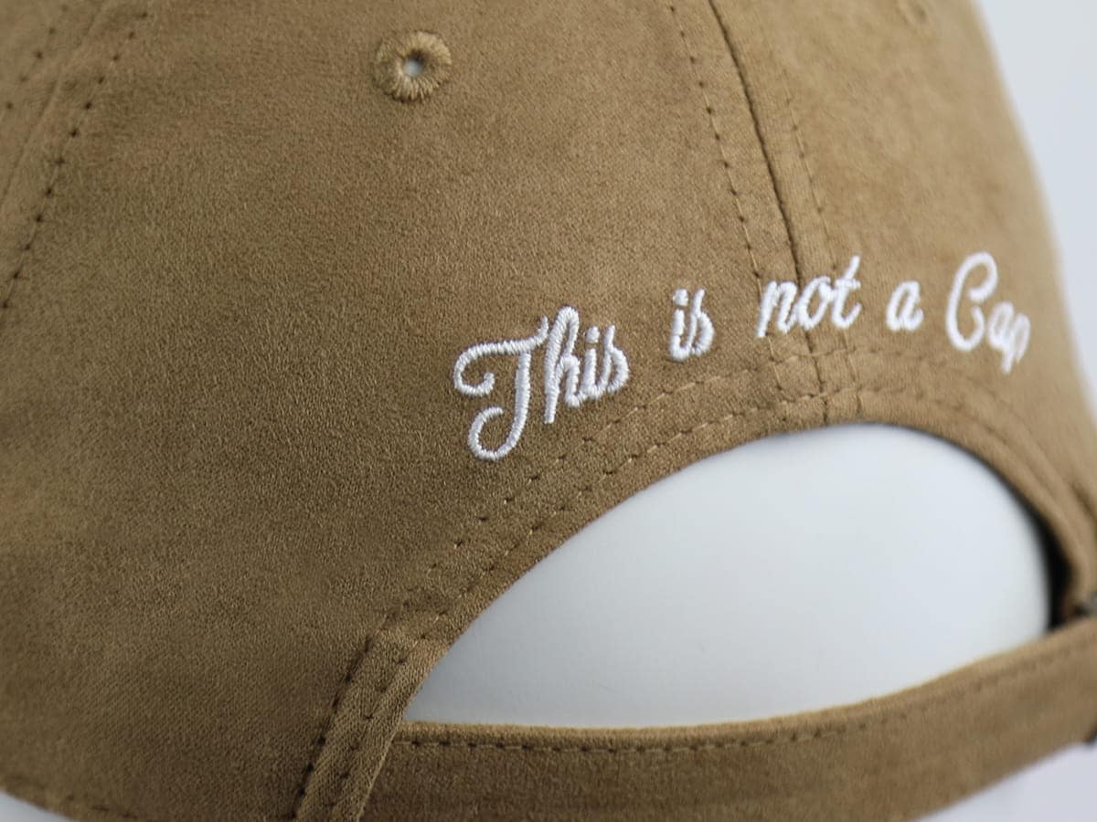 Casquette Suédine Camel avec inscription brodée 'This is not a Cap' à l'arrière