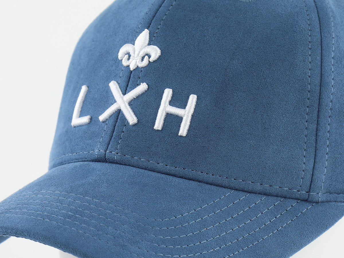 Casquette suédine bleu canard LXH avec broderie blanche élégante