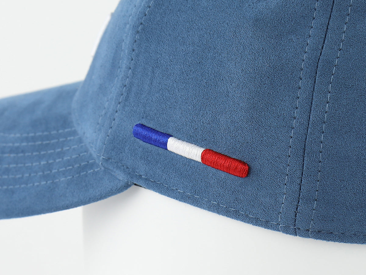 Casquette suédine bleu canard avec broderie tricolore sur le côté pour un look tendance