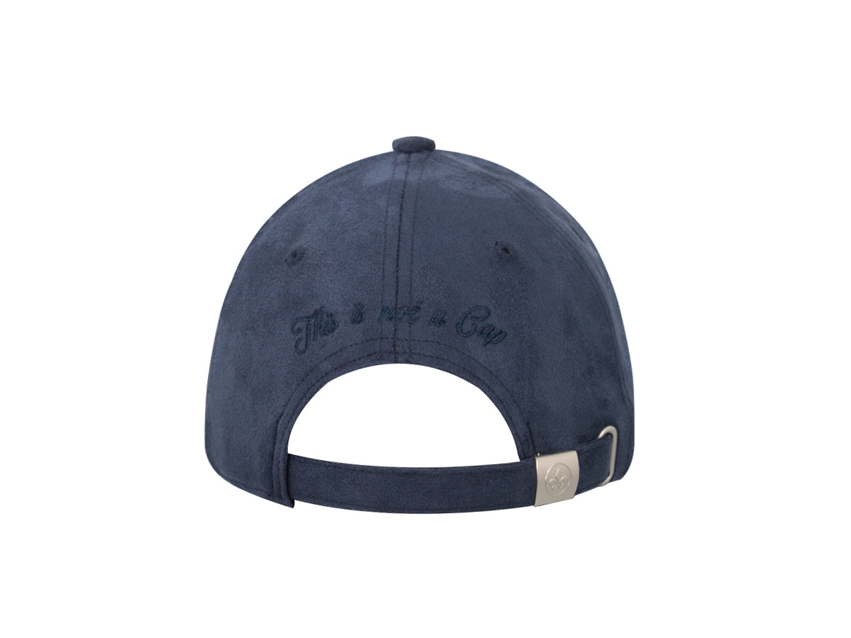 Vue arrière de la casquette suédine bleu marine avec ajustement et broderie élégante