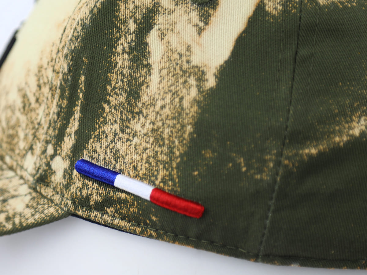 Casquette tie and dye kaki avec un détail tricolore sur le côté pour un style unique