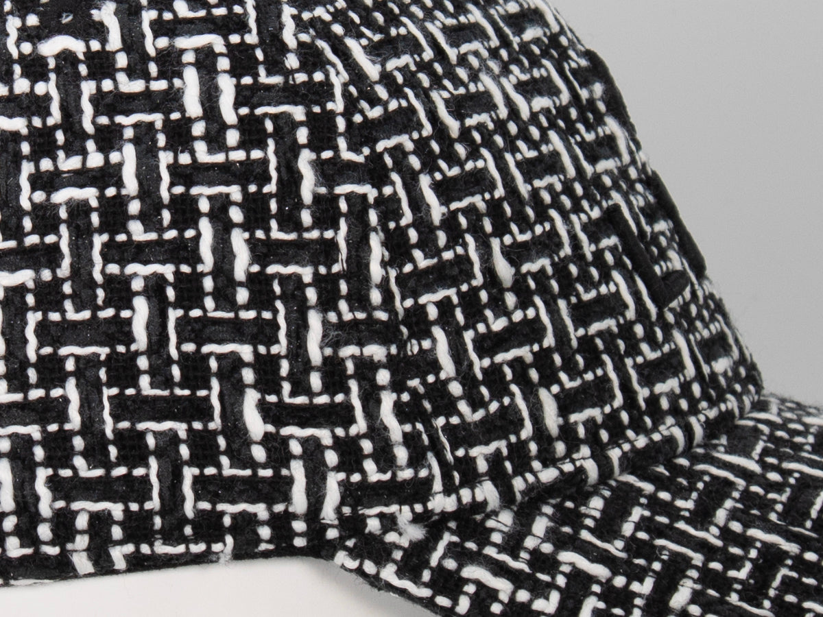 Casquette tweed noir LXH avec un motif en tissage élégant et un design moderne