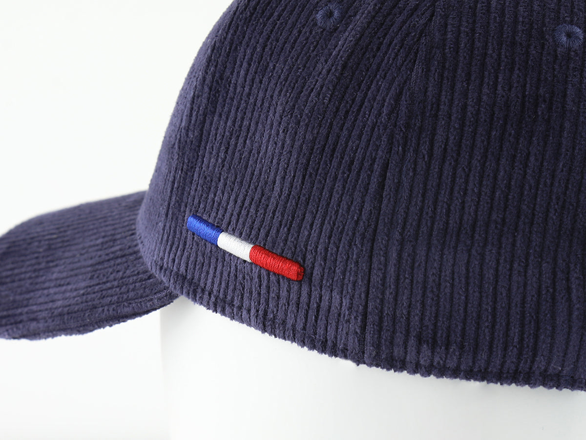 Casquette velours côtelé indigo avec broderie tricolore sur le côté pour un style décontracté