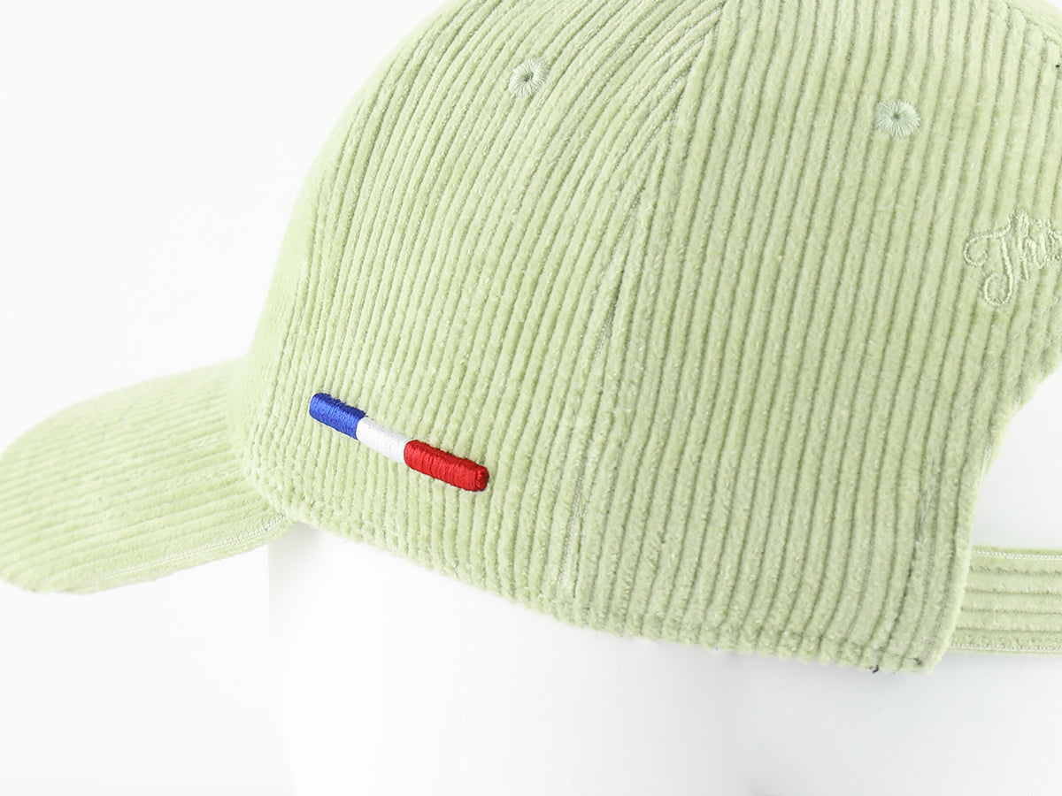 Casquette velours côtelé vert pastel avec broderie tricolore à l'arrière
