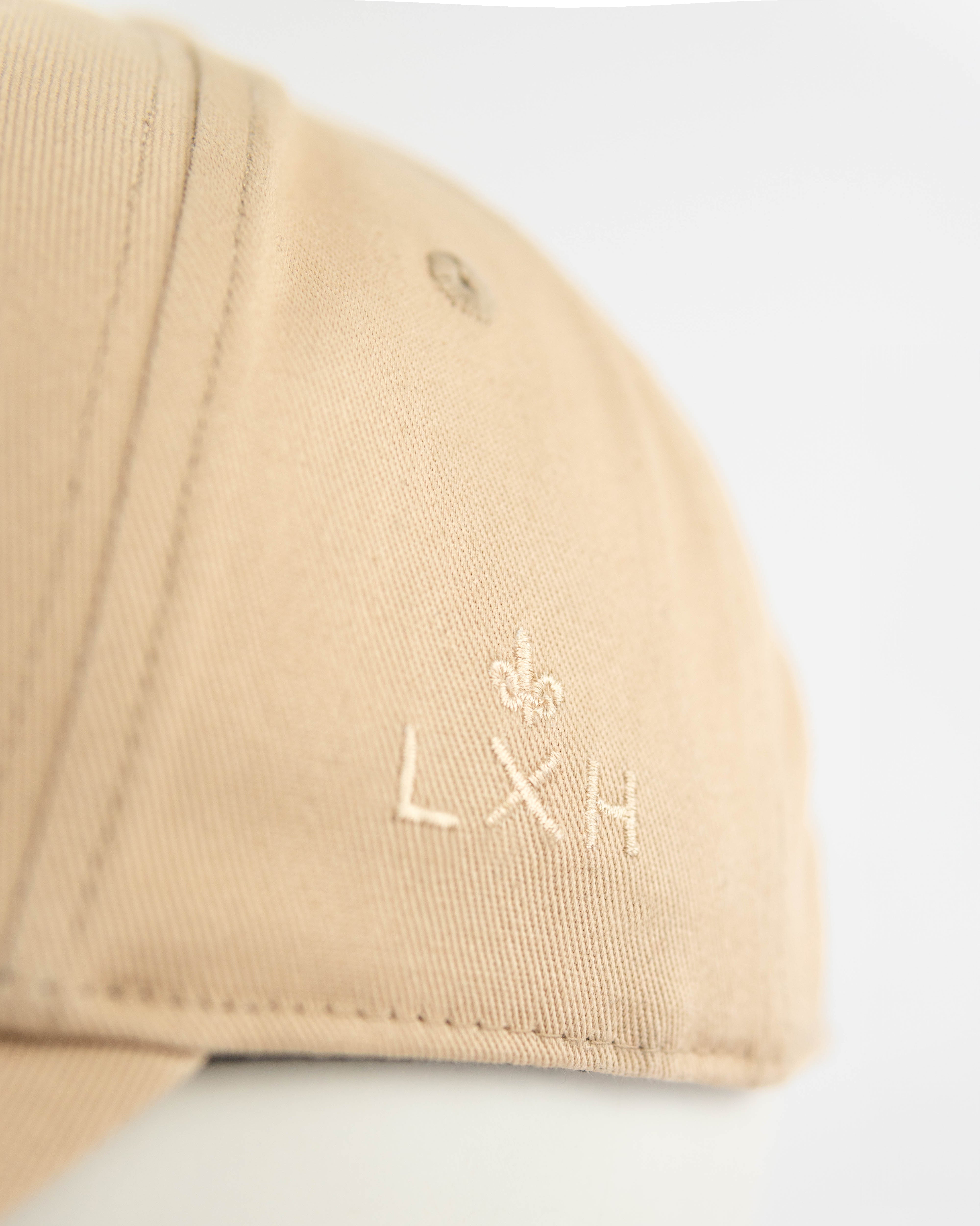 Casquette en coton beige de la marque LXH avec logo brodé sur le côté