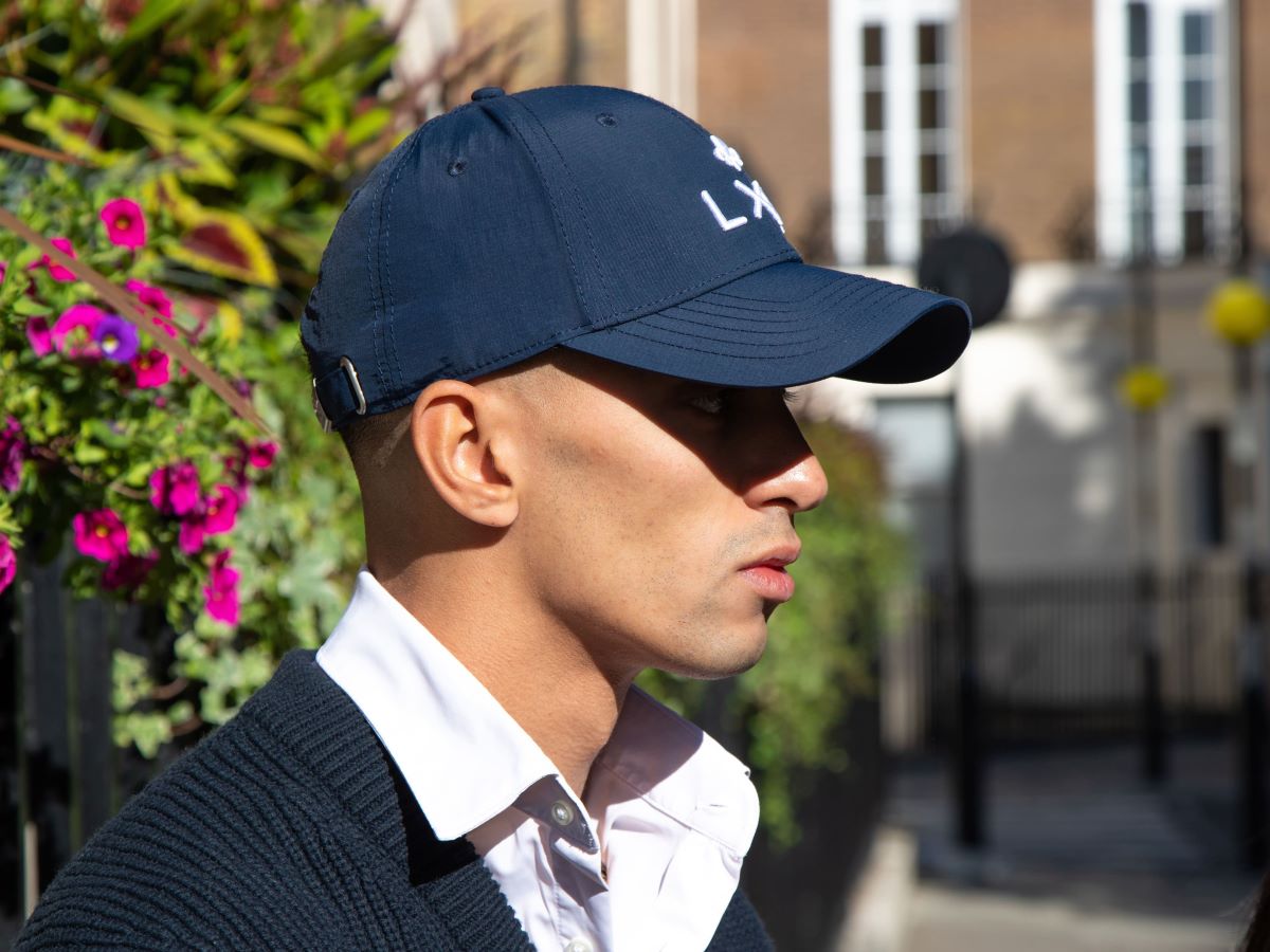 Casquette LXH en Nylon Bleu Marine portée par un homme dans un cadre urbain ensoleillé