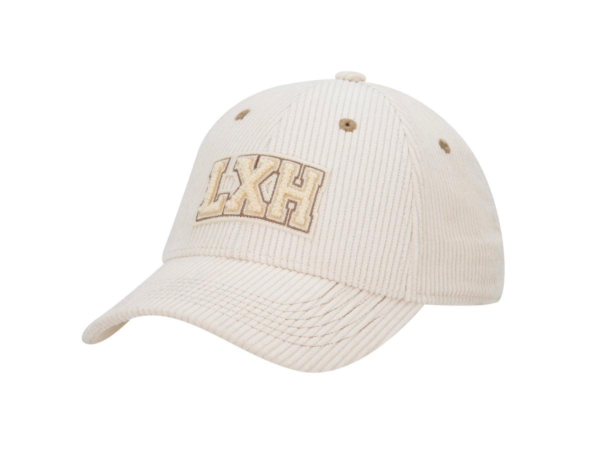 Casquette Campus vanille en velours côtelé, vue trois quarts avant avec patch chenille LXH varsity beige et visière incurvée.