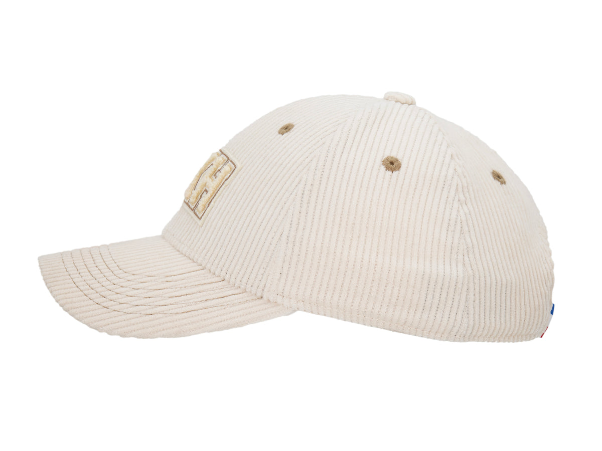 Profil gauche casquette LXH Campus vanille velours côtelé, oeillets brodés ton sur ton, étiquette tricolore arrière.