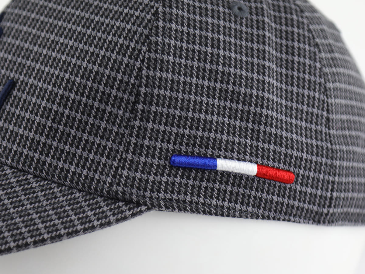 Casquette pied-de-poule homme avec broderie tricolore pour un style élégant et décontracté
