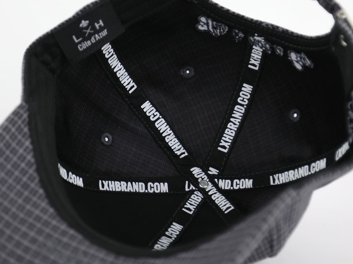 Intérieur de la casquette pied-de-poule homme LXH avec motifs et étiquettes visibles