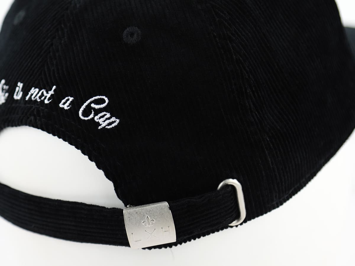 Casquette LXH en velours côtelé noir avec sangle ajustable et broderie blanche