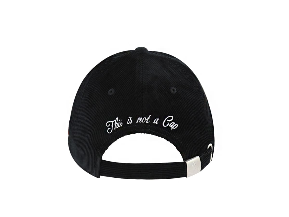 Casquette LXH en Velours Côtelé Noir vue de dos avec fermeture ajustable et broderie blanche