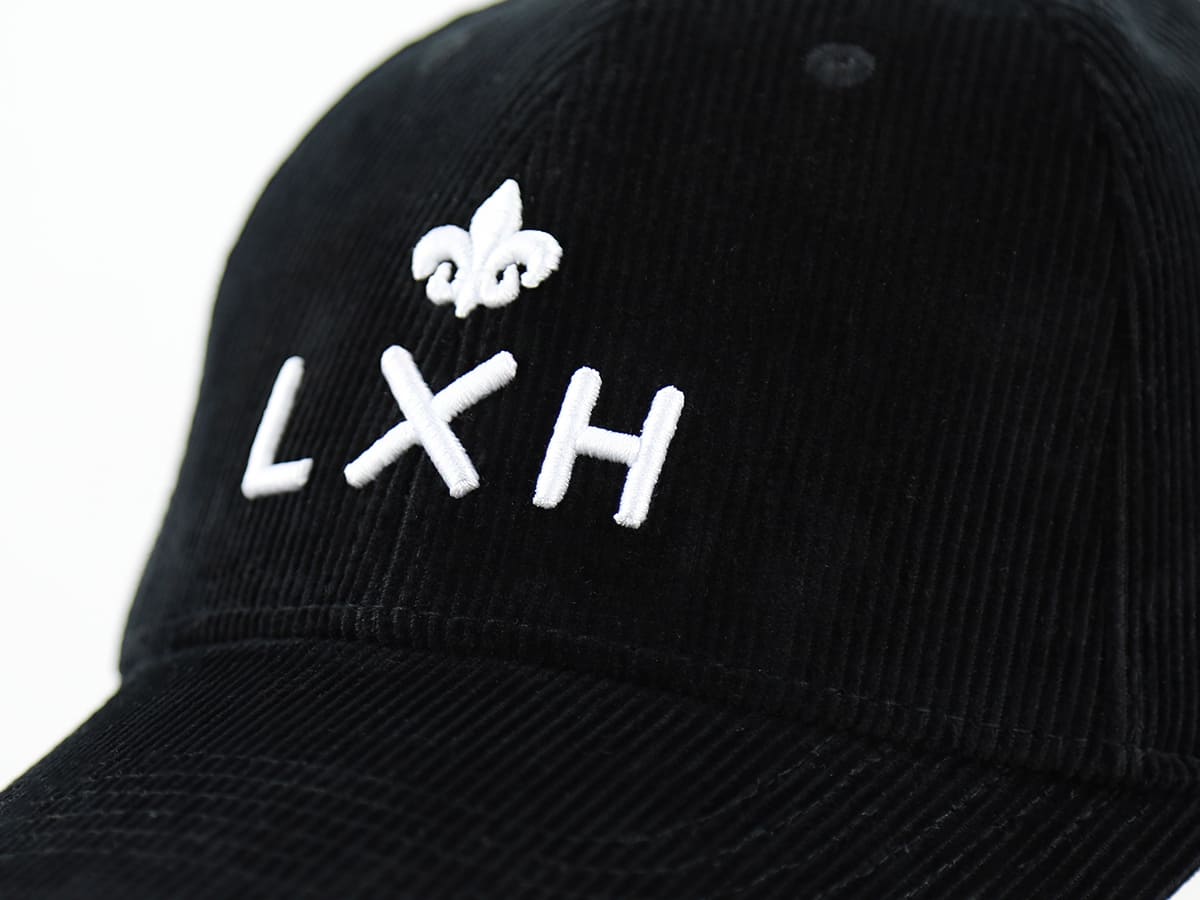 Casquette LXH en velours côtelé noir avec logo blanc brodé et détail fleur de lys