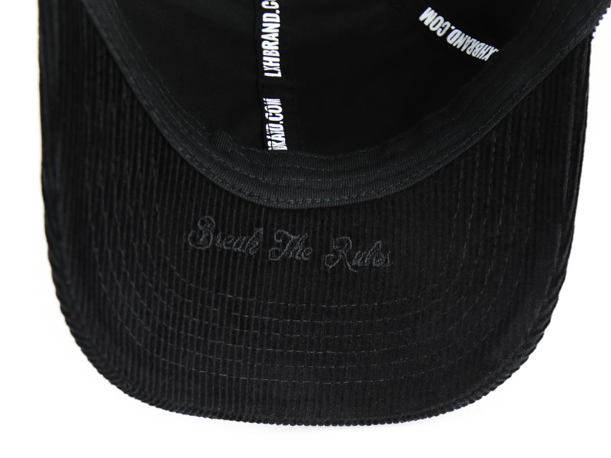 Casquette LXH Velours Côtelé Noir avec visière détaillée et broderie discrète sur le dessus