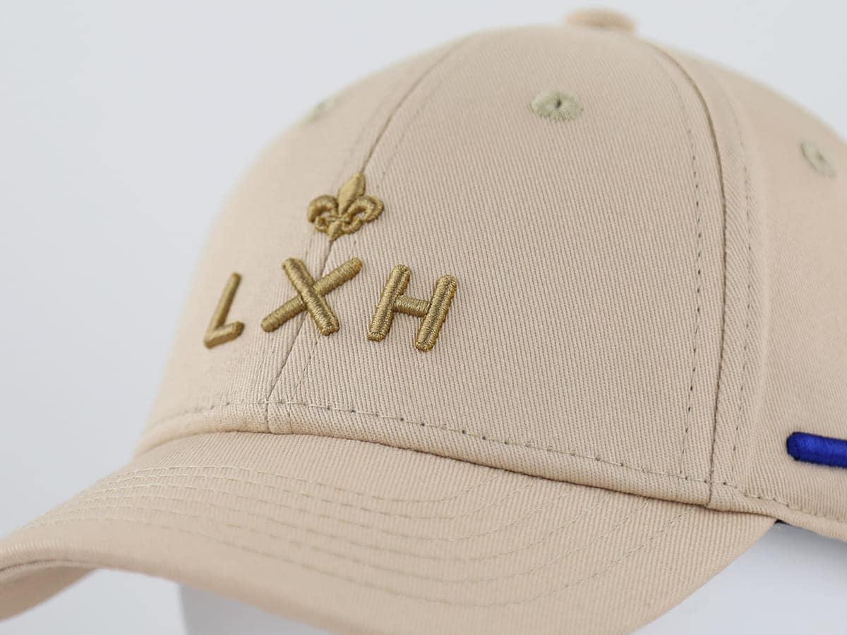 Casquette LXH en coton beige avec broderie dorée et logo élégant