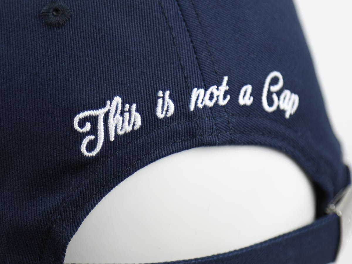 Casquette LXH en Coton Bleu Marine avec broderie blanche et fermeture ajustable à l'arrière