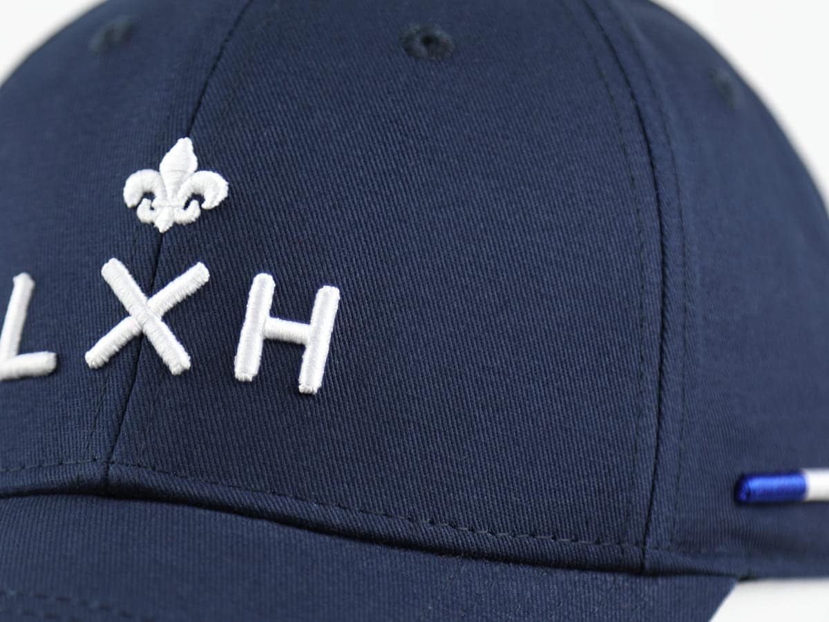 Casquette LXH en coton bleu marine avec logo brodé blanc et détails élégants