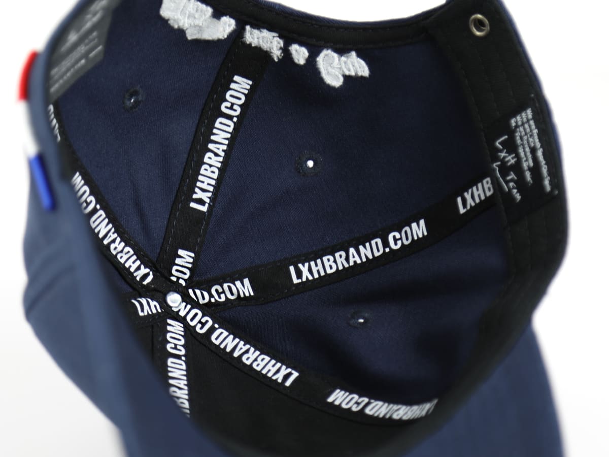 Casquette LXH en coton bleu marine vue de l'intérieur avec coutures renforcées et étiquettes LXHBRAND.COM