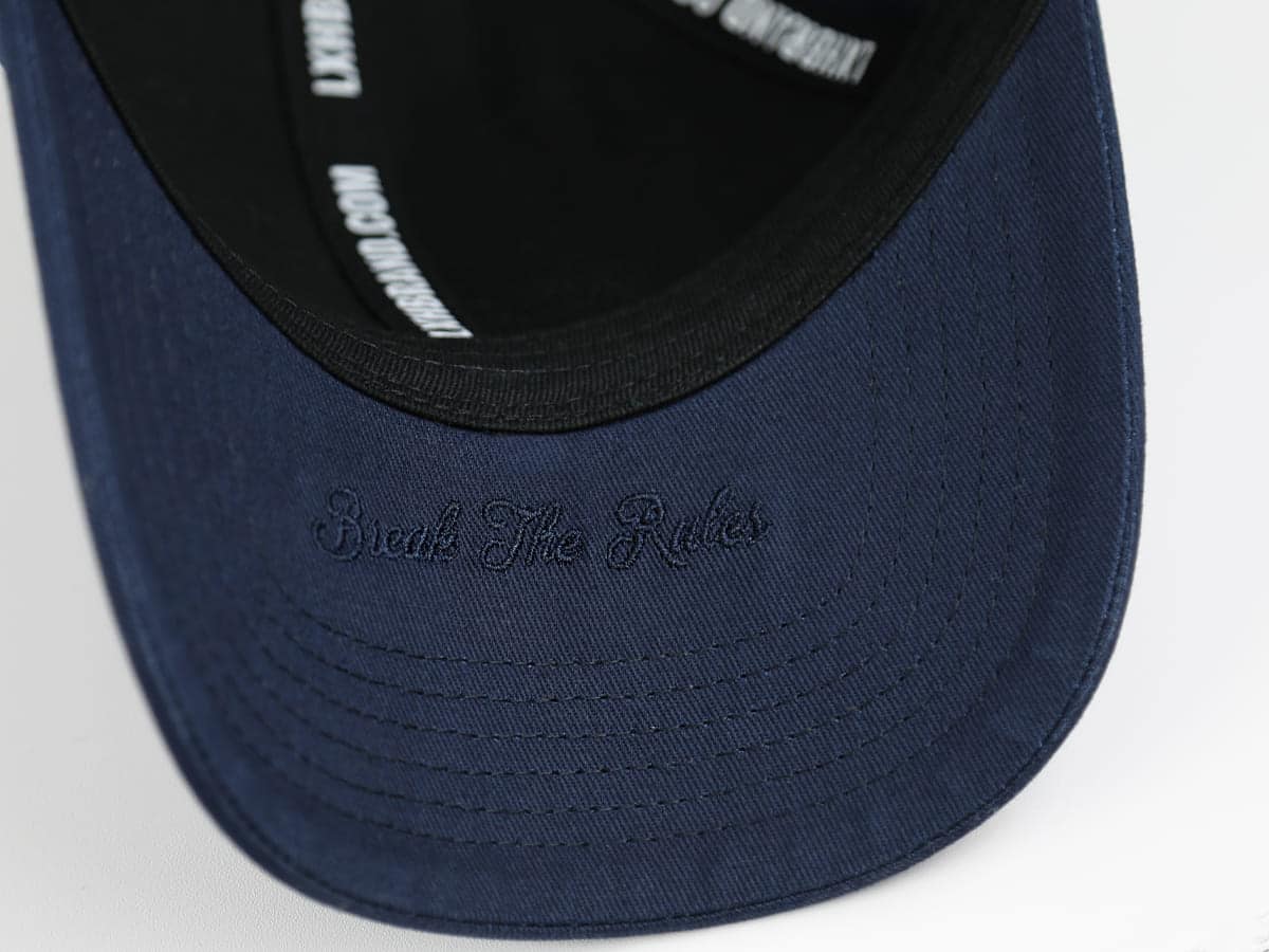 Casquette LXH en coton bleu marine avec broderie discrète sous la visière