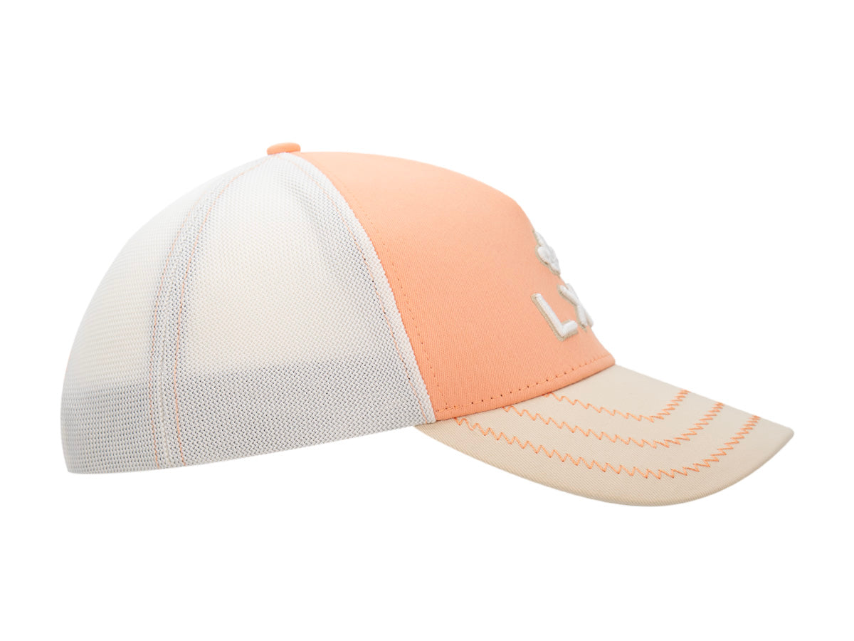 Profil droit de la casquette Évasion abricot, visière écru à surpiqûres orange.