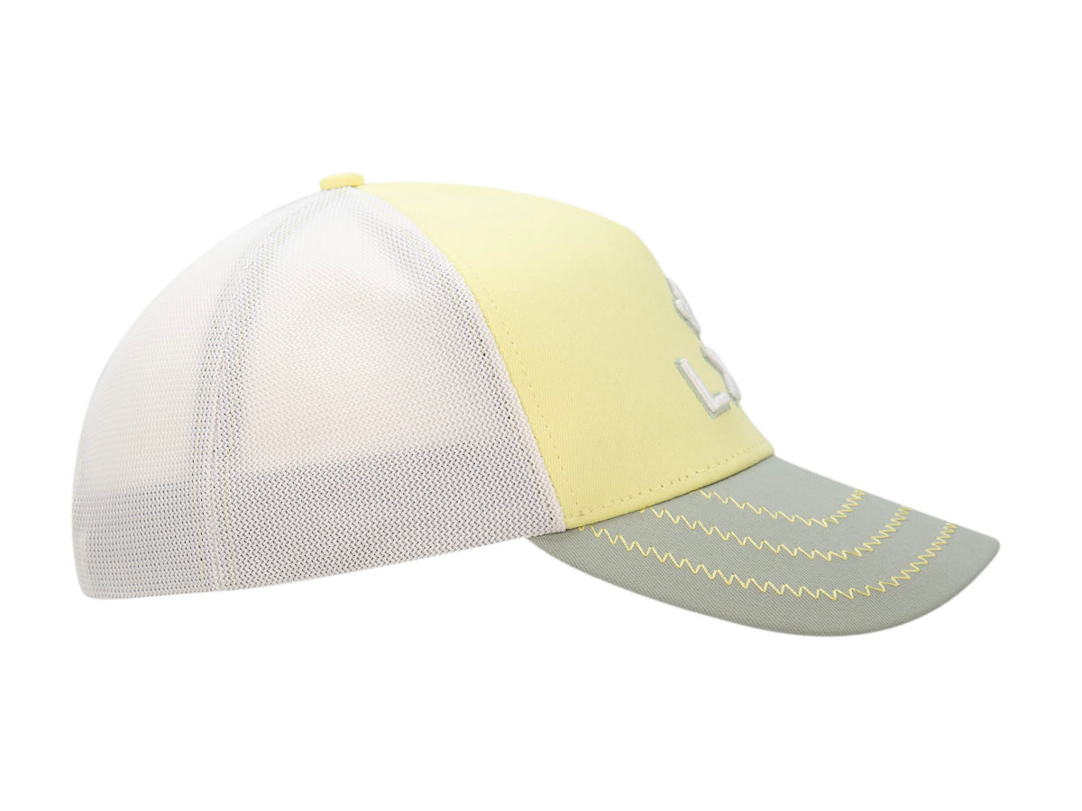 Profil droit de la casquette Évasion citron, visière vert d'eau à surpiqûres jaunes.