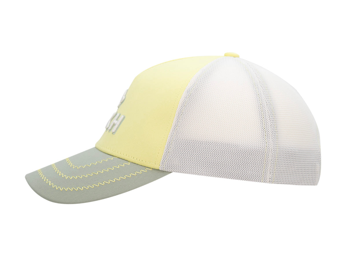 Profil gauche de la casquette Évasion citron, panneaux arrière en mesh blanc et visière surpiquée.