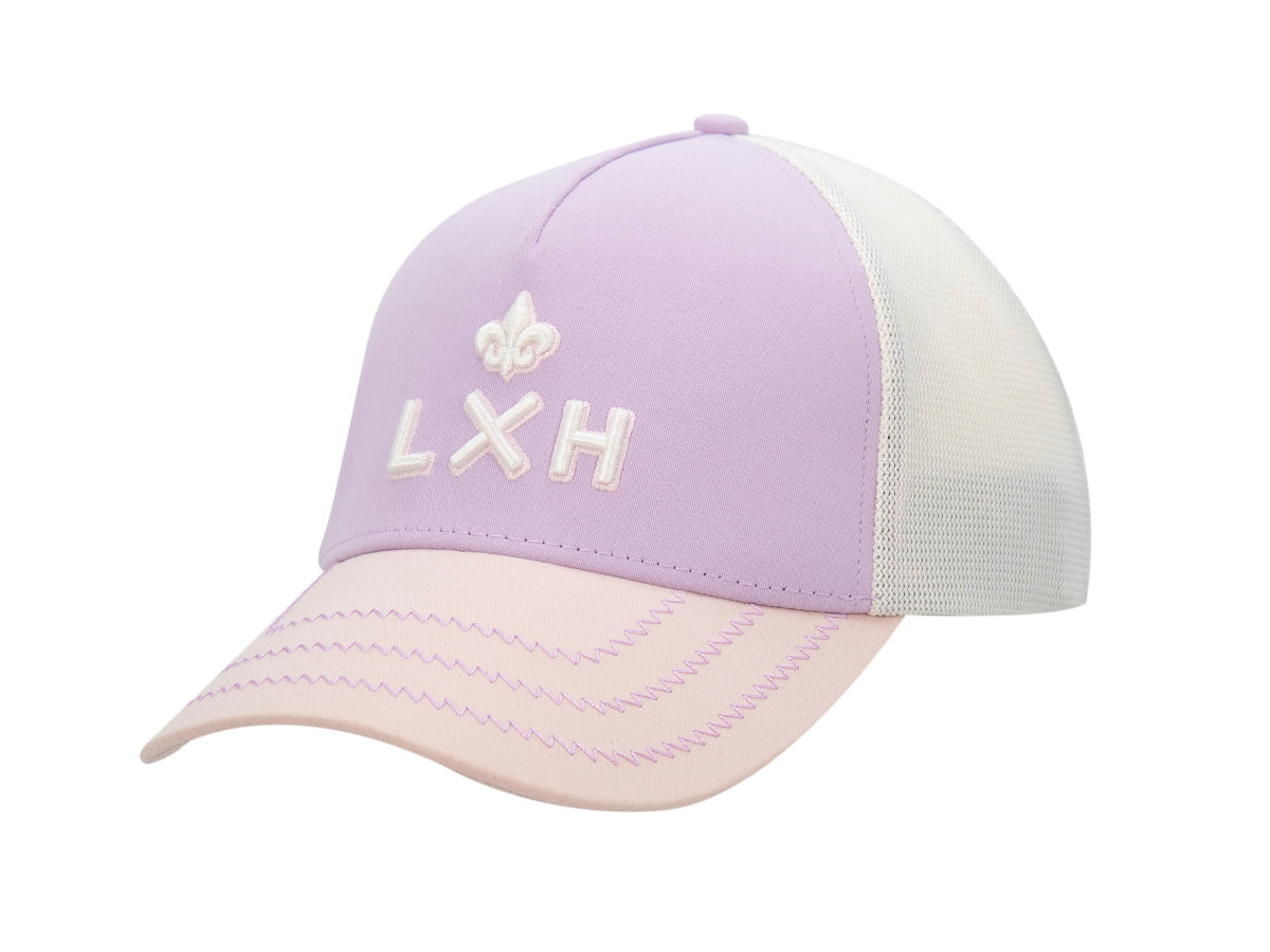 Casquette Évasion LXH raisin, façade lilas, mesh blanc et visière rose pâle, monogramme brodé blanc.