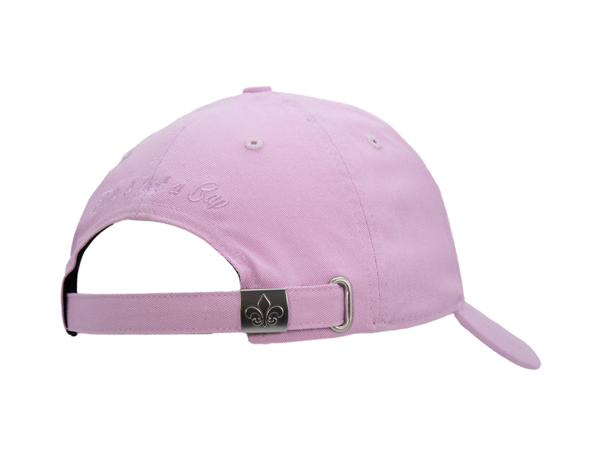 Arrière de la casquette Héritage rose orchidée, ouverture de réglage et boucle métal gravée fleur de lys.