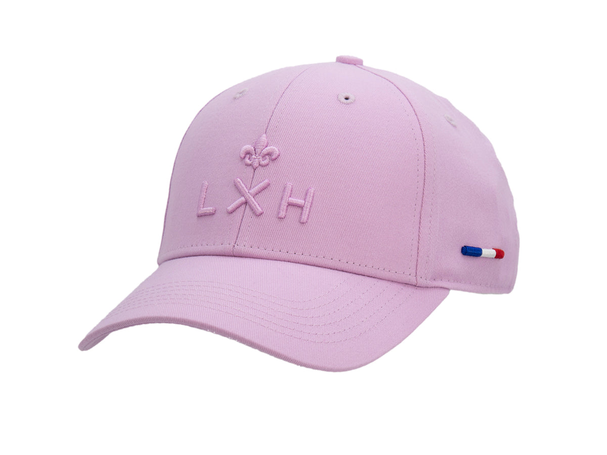 Casquette Héritage LXH coton rose orchidée, trois quarts avant gauche, monogramme et fleur de lys brodés ton sur ton.