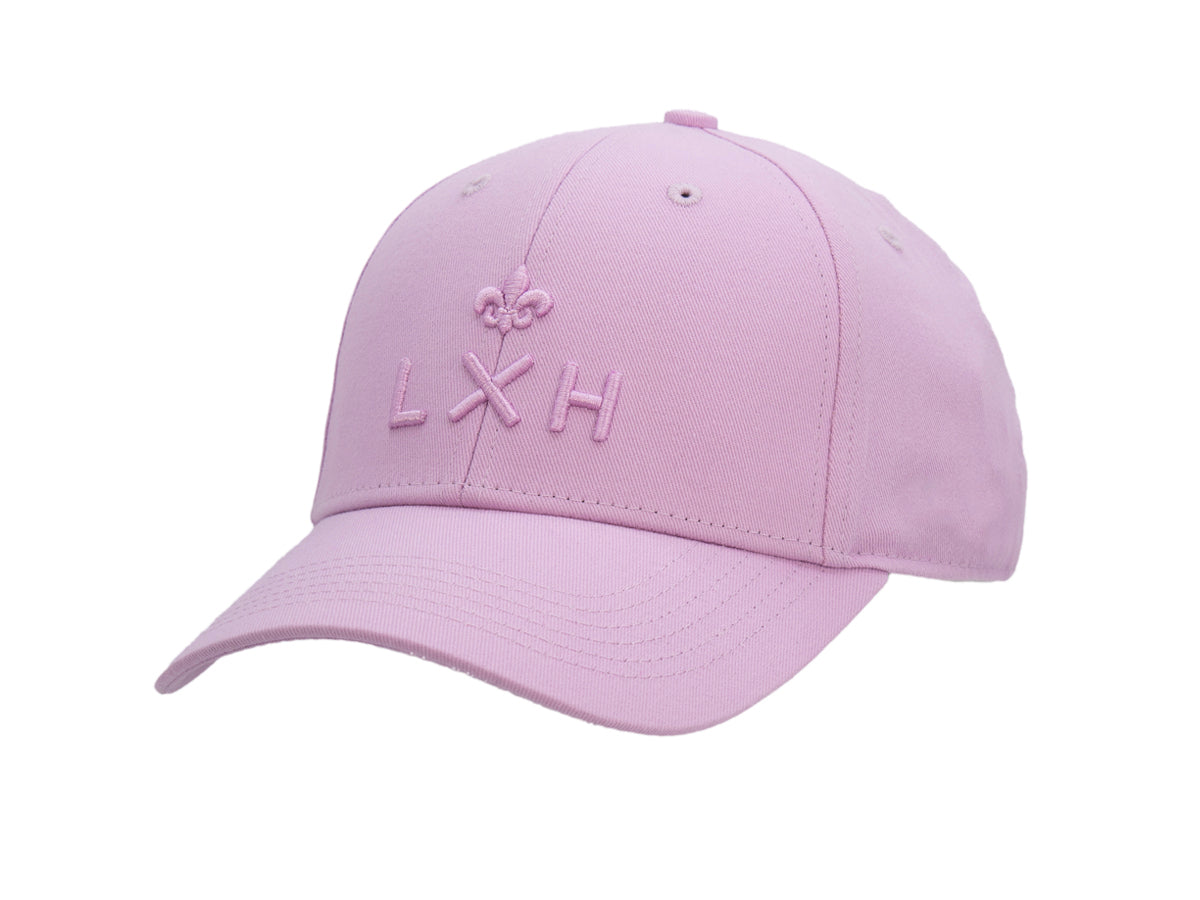 Casquette Héritage LXH coton rose orchidée sans ligne, trois quarts avant, monogramme et fleur de lys ton sur ton.