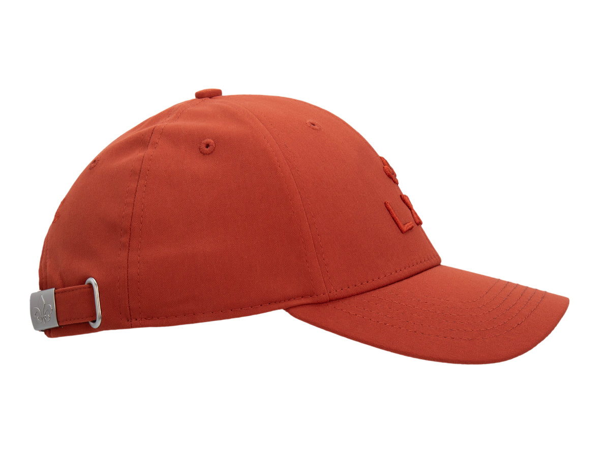 Profil droit de la casquette Héritage coton terracotta, sangle de réglage à boucle métal et calotte six panneaux.
