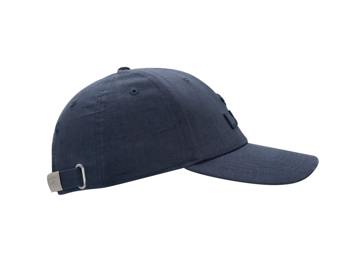 Profil droit de la casquette Héritage en lin bleu marine, sangle de réglage à boucle métal et calotte six panneaux.
