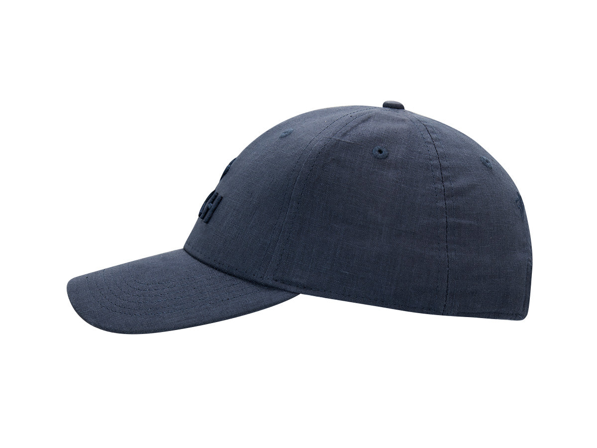 Profil gauche de la casquette Héritage en lin bleu marine, trame du lin apparente et visière incurvée.