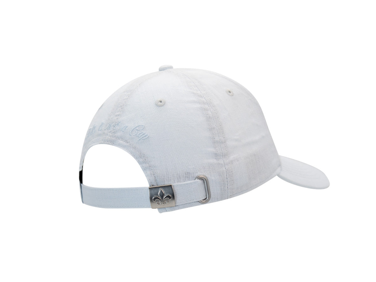 Arrière de la casquette Héritage en lin bleu glace, ouverture de réglage et boucle métal gravée fleur de lys.