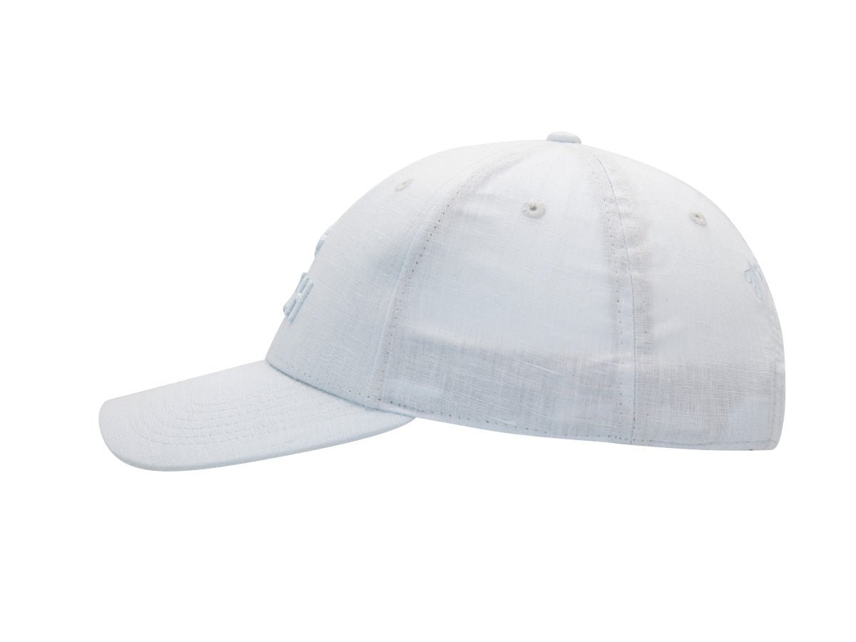 Profil gauche de la casquette Héritage en lin bleu glace, trame du lin apparente et visière incurvée.