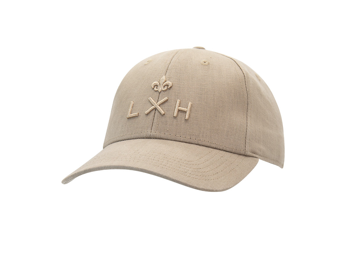 Casquette Héritage LXH en lin beige sirocco, trois quarts avant, monogramme LXH et fleur de lys brodés ton sur ton.