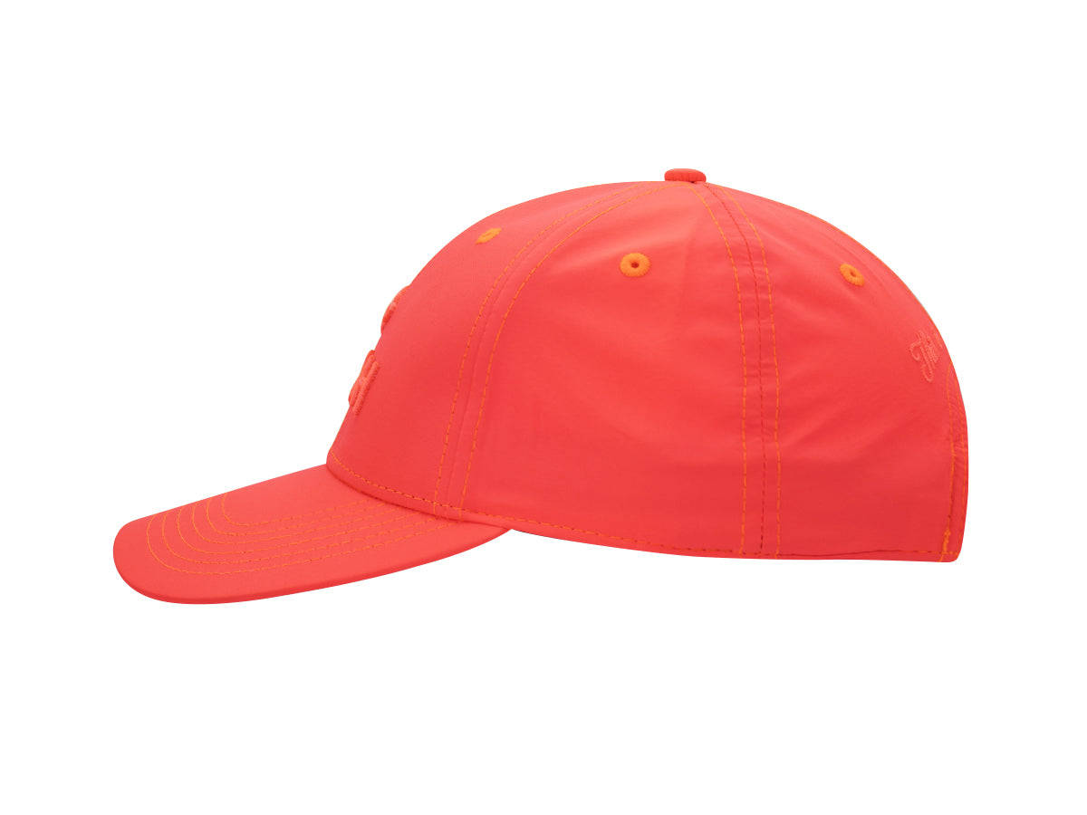 Profil gauche de la casquette Héritage nylon corail, visière incurvée et surface mate.
