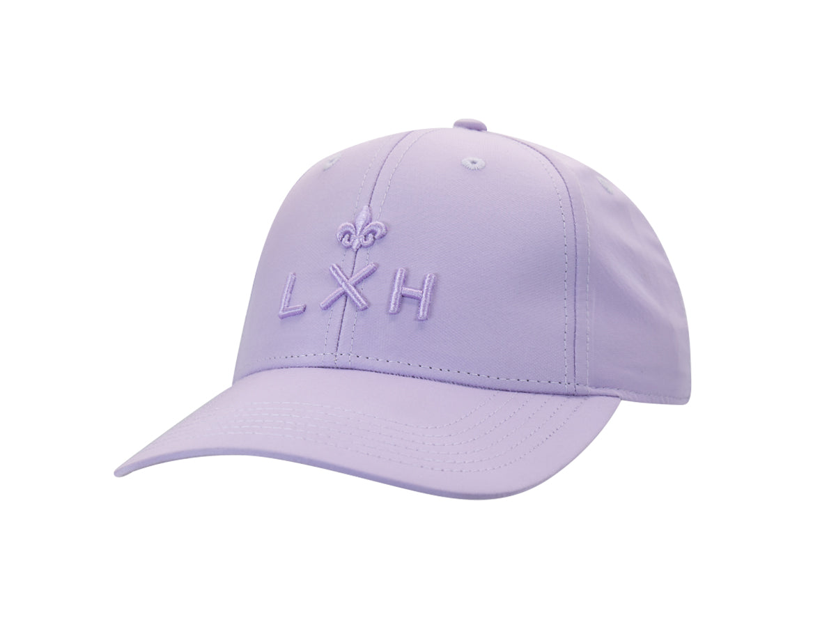 Casquette Héritage LXH en nylon lilas pastel, trois quarts avant, monogramme et fleur de lys brodés ton sur ton.