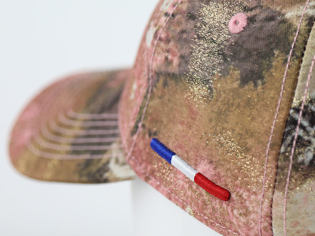 Casquette LXH Minéraux Beige Doré avec broderie tricolore rouge blanc bleu en gros plan