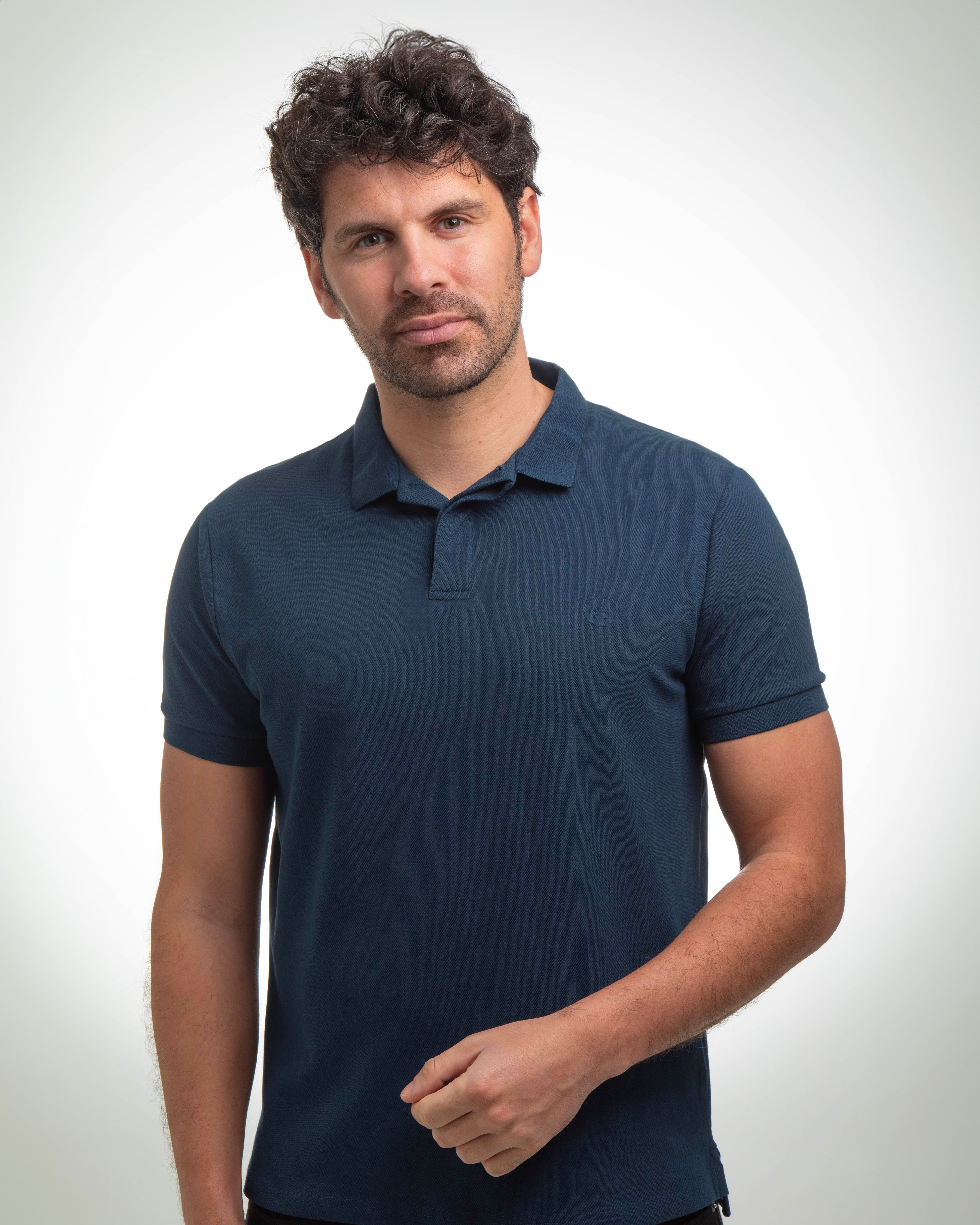 Homme portant un polo coton bleu marine LXH avec col classique et manches courtes
