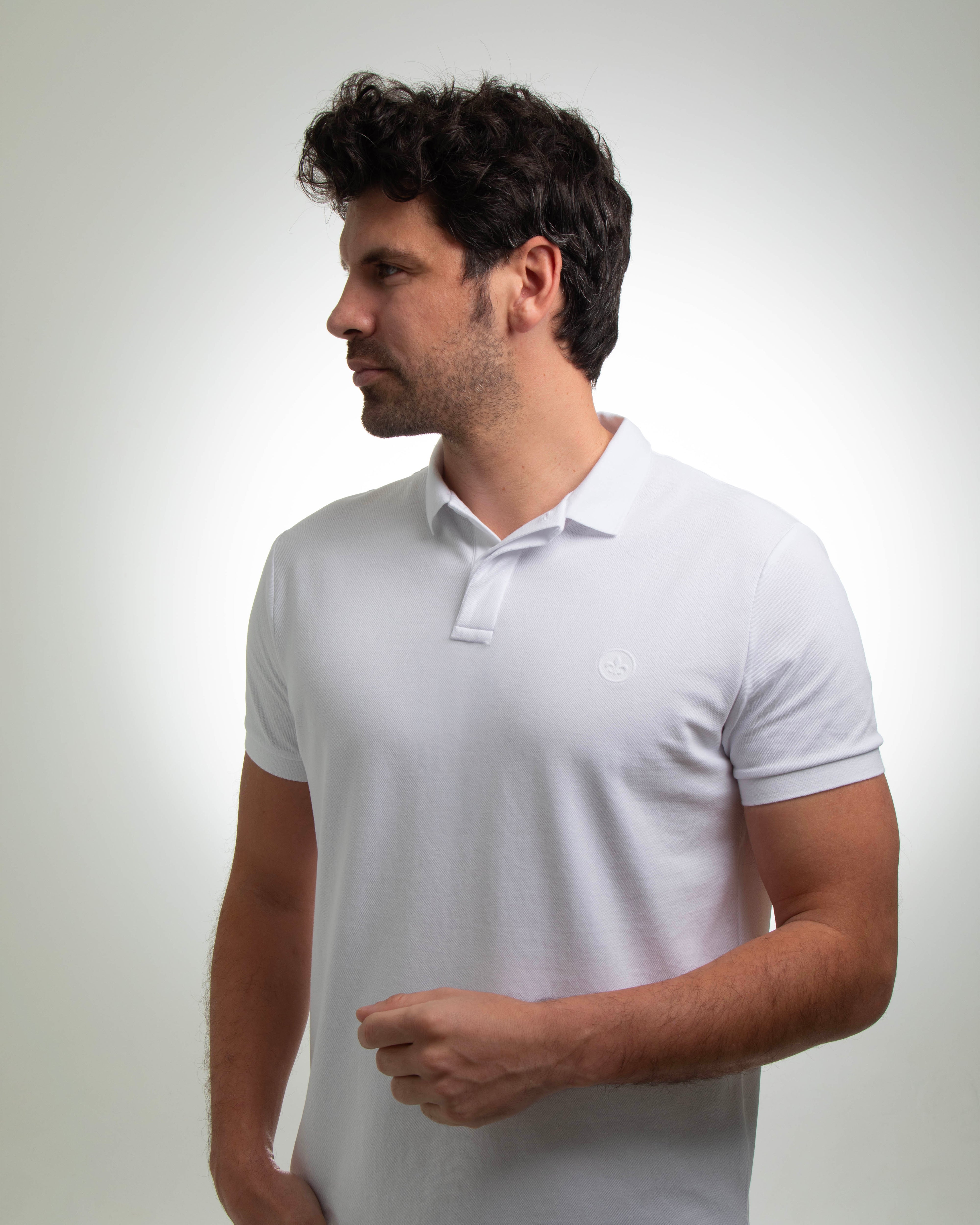 Homme portant un polo coton blanc LXH avec col boutonné et manches courtes
