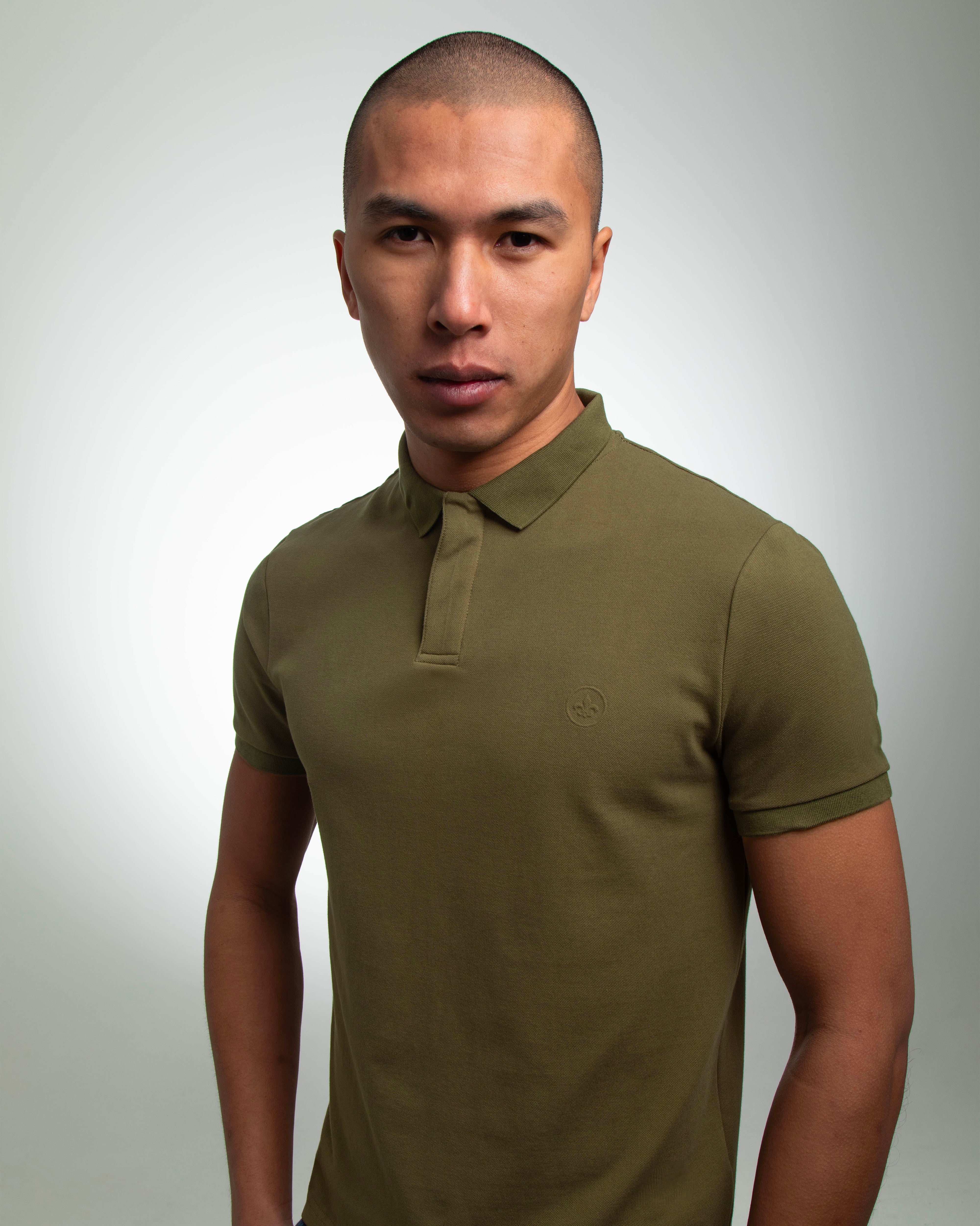 Homme portant un polo coton kaki LXH à manches courtes avec col boutonné élégant