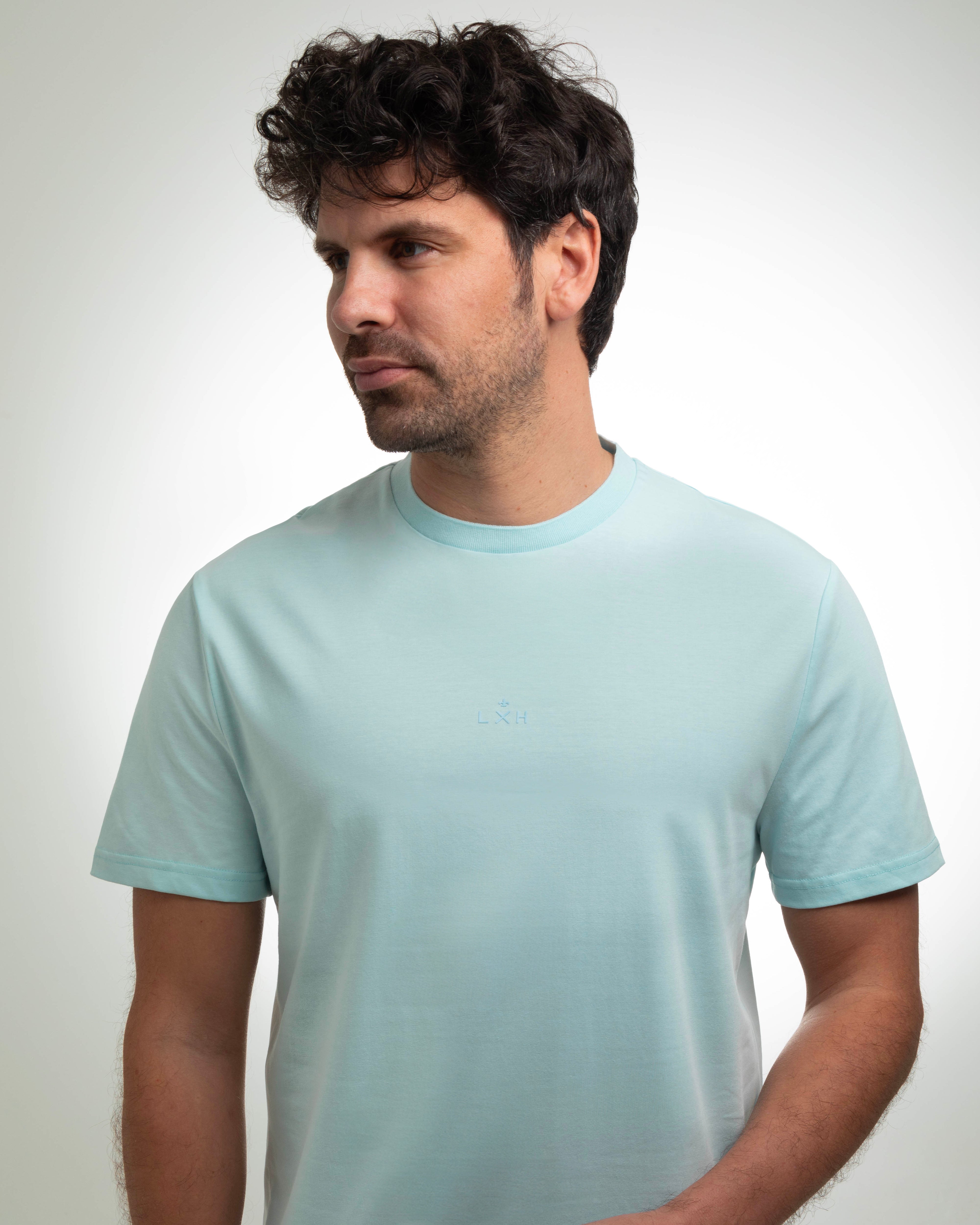 T-shirt coton bleu clair LXH porté par un homme avec manches courtes et col rond