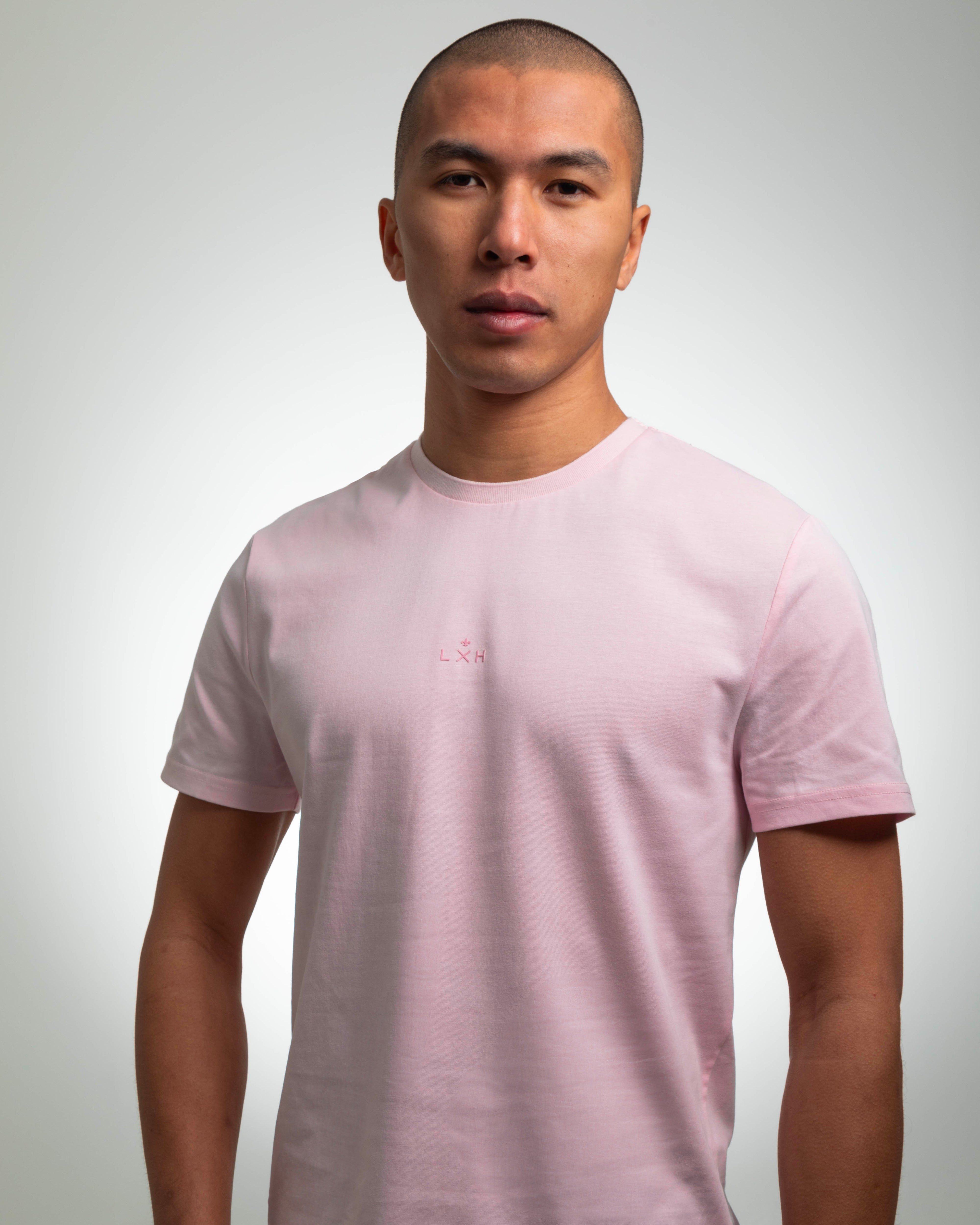 T-shirt coton rose clair LXH porté par un homme avec un design simple et élégant