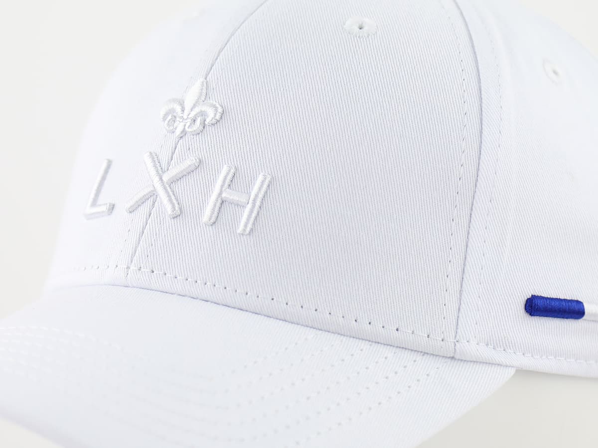 Casquette LXH blanche Ton sur Ton Blanc avec broderie logo et détail bleu sur le côté