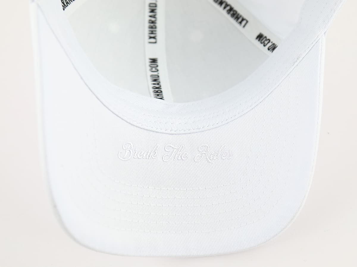 Casquette LXH Ton sur Ton Blanc avec broderie discrète sur la visière pour un style épuré