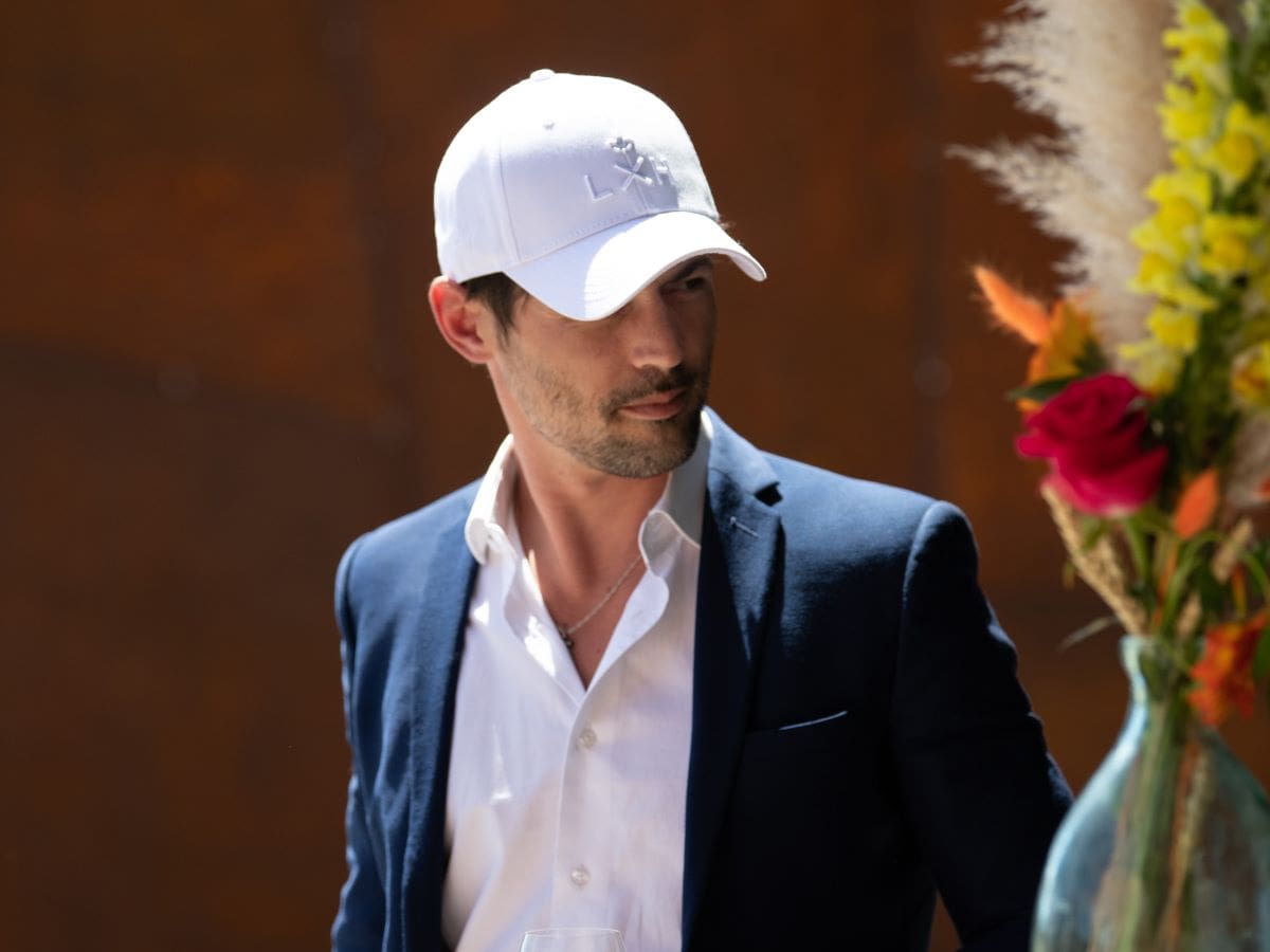 Homme portant une casquette LXH Ton sur Ton Blanc avec logo brodé élégante et moderne