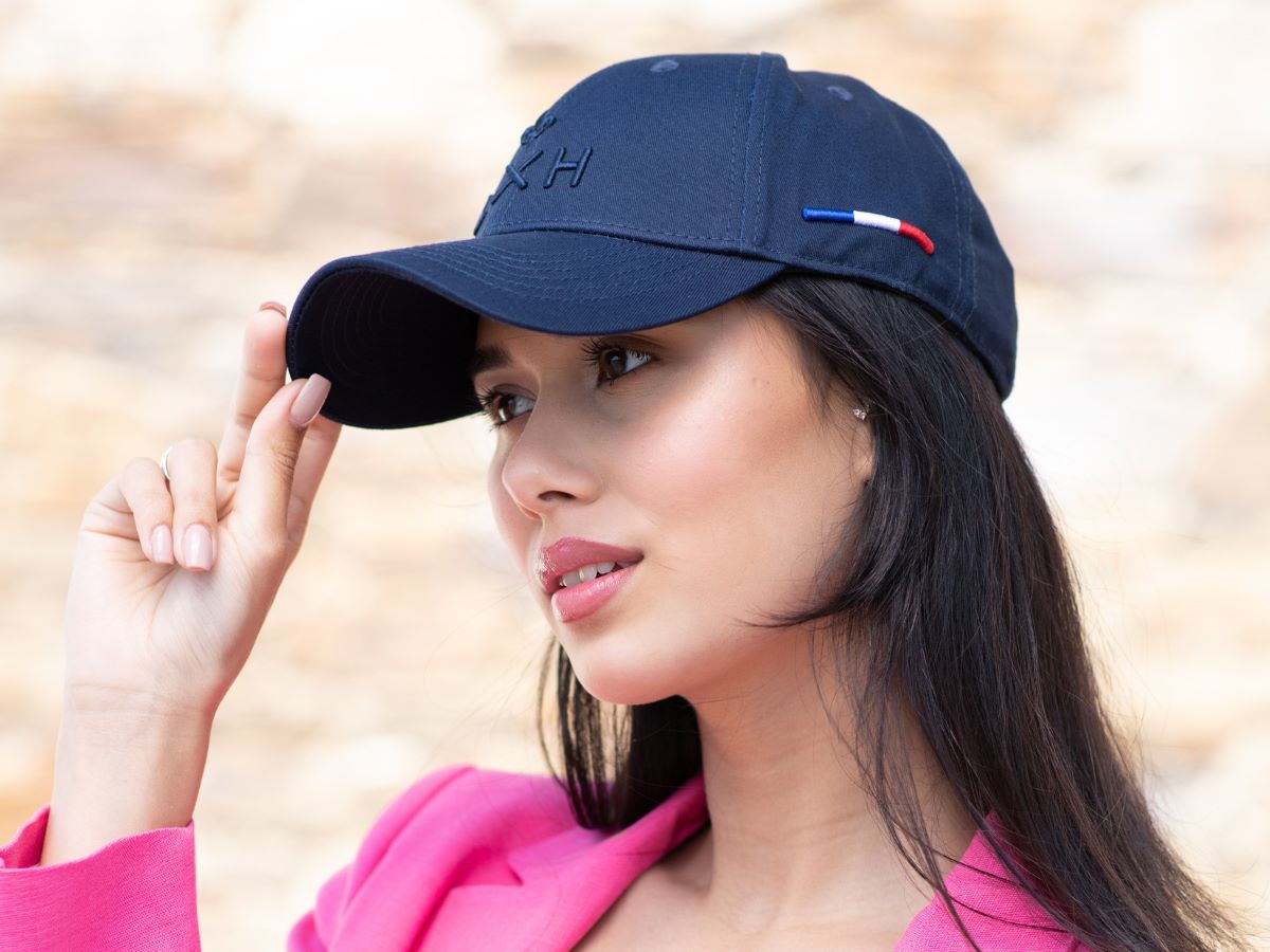 Casquette LXH Ton sur Ton Bleu Marine portée par une femme avec une veste rose
