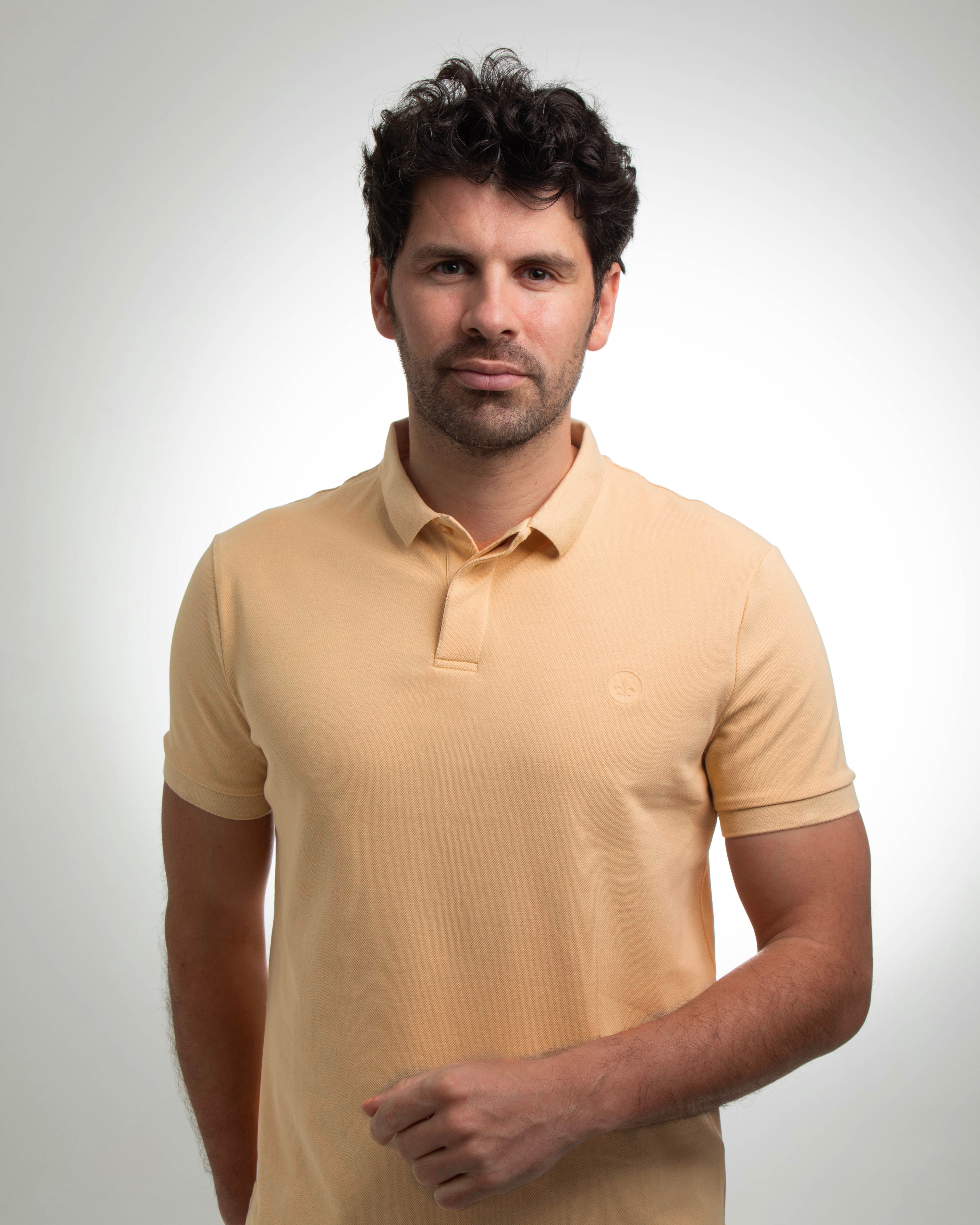 Homme portant un polo coton beige de la marque LXH avec col classique et manches courtes