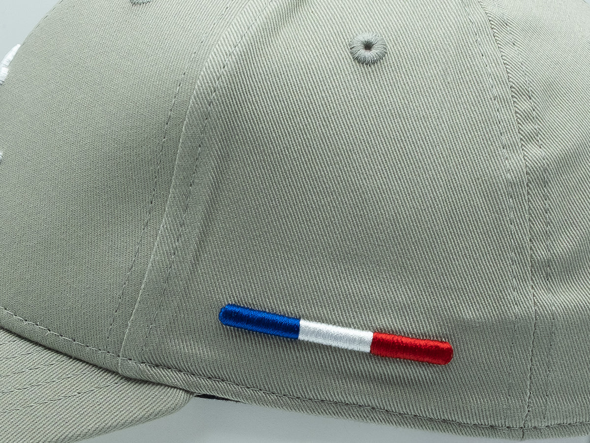 Casquette Savane de couleur kaki avec détail brodé aux couleurs bleu blanc rouge